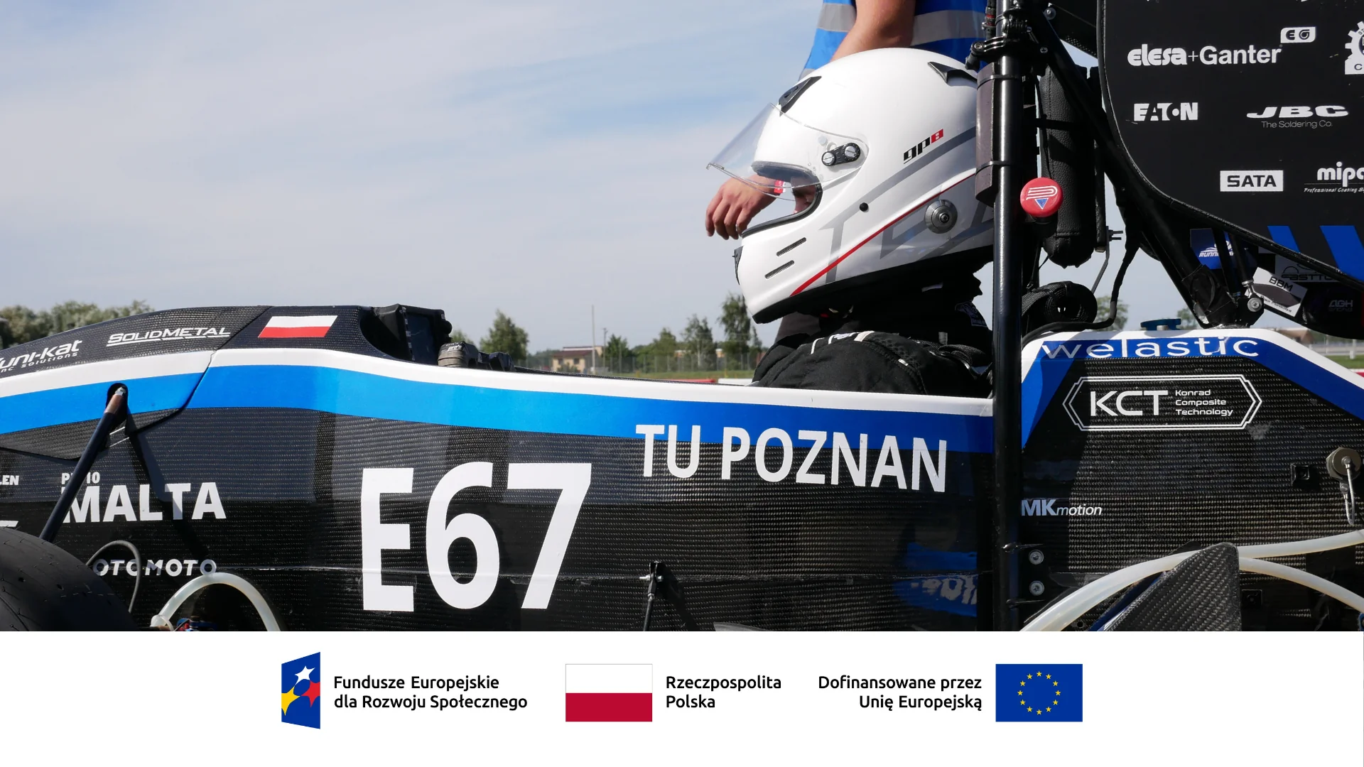 Kierowca w kokpicie bolidu PM10 Malta przed przejazdem